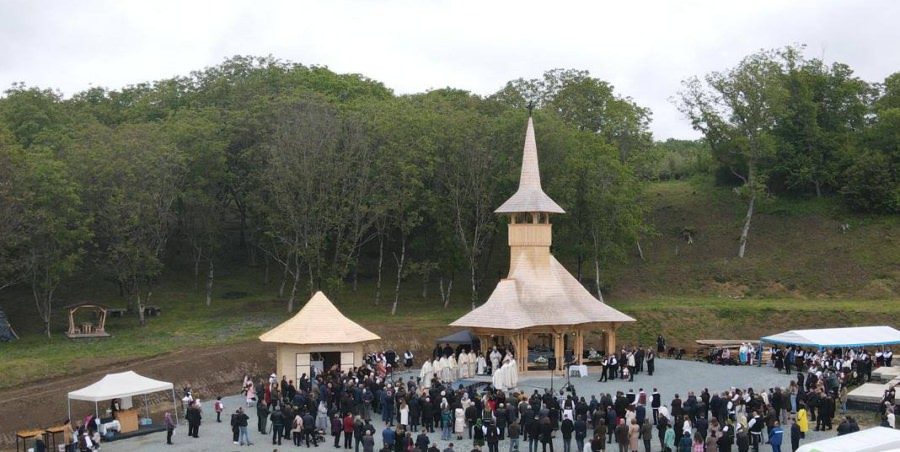 Rugăciune și prăznuire la Schitul „Buna Vestire” din Șomcuta Mare de Adormirea Maicii Domnului