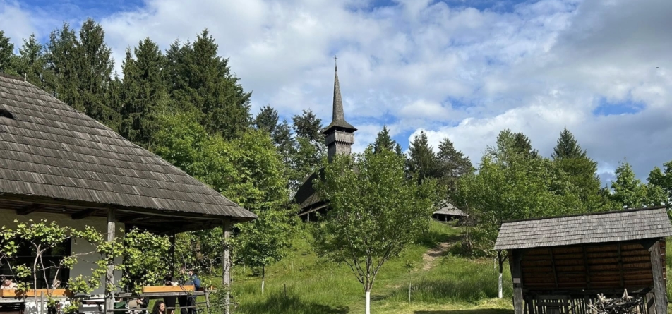 La Muzeul Satului Maramureșean din Sighetu Marmației se organizează tabăra de arhitectură dedicată valorificării arhitecturii din lemn