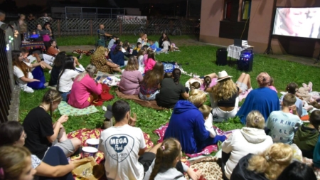 Seară cu film clasic în aer liber la Sarasău: Mulți spectatori s-au bucurat de „Amintiri din copilărie”