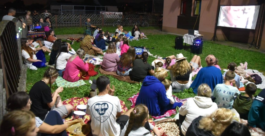 Seară cu film clasic în aer liber la Sarasău: Mulți spectatori s-au bucurat de „Amintiri din copilărie”