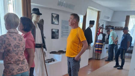 Turiști din Franța, Polonia și Germania au trecut pragul Muzeului de Istorie și Etnografie din Vișeu de Sus