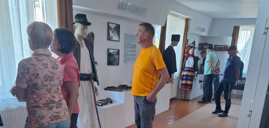 Turiști din Franța, Polonia și Germania au trecut pragul Muzeului de Istorie și Etnografie din Vișeu de Sus