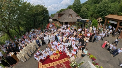 Sute de credincioși au urcat dealul pentru a participa la hramul Schitului „Schimbarea la Față” din Baia Mare