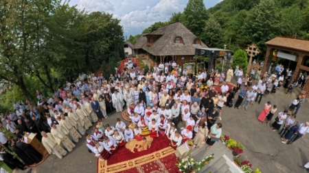 Sute de credincioși au urcat dealul pentru a participa la hramul Schitului „Schimbarea la Față” din Baia Mare