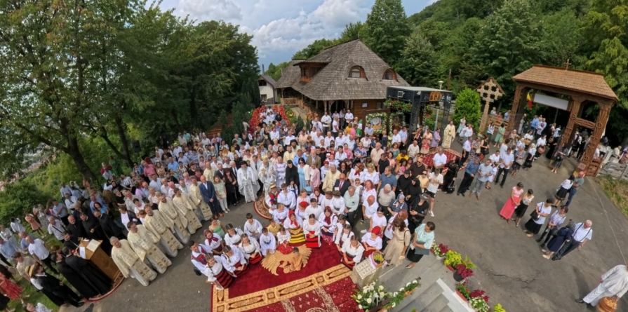 Sute de credincioși au urcat dealul pentru a participa la hramul Schitului „Schimbarea la Față” din Baia Mare