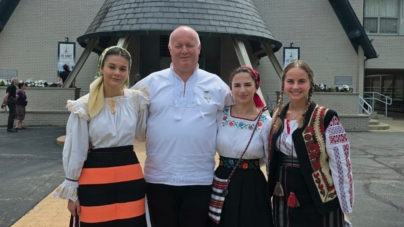 Trei tinere talentate duc folclorul românesc pe meleagurile americane