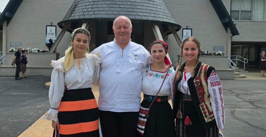 Trei tinere talentate duc folclorul românesc pe meleagurile americane