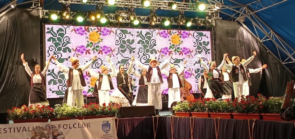 Ansamblul Liceului Teoretic „Ioan Buteanu” Șomcuta Mare, pe podium la Festivalul-Concurs Internațional de Folclor pentru Copii și Tineret ,,Lină Chiralină”