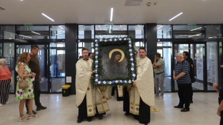 Icoana făcătoare de minuni a Maicii Domnului de la Rohia a fost adusă la Spitalul Județean Baia Mare