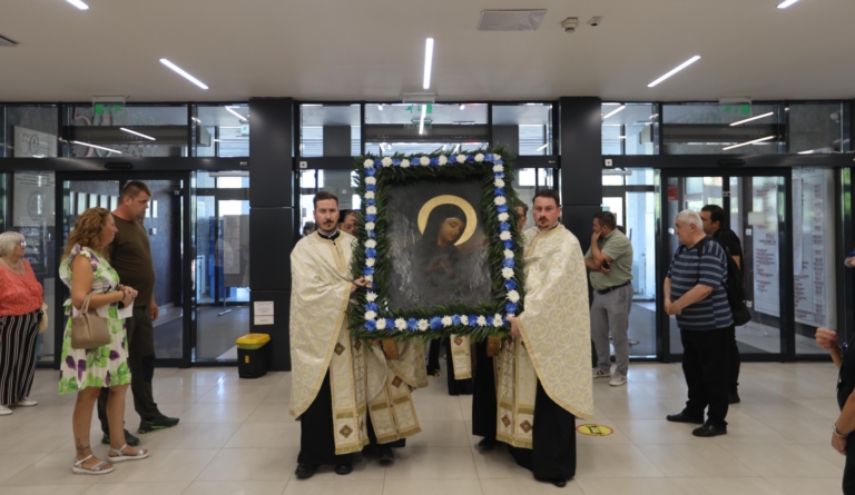 Icoana făcătoare de minuni a Maicii Domnului de la Rohia a fost adusă la Spitalul Județean Baia Mare