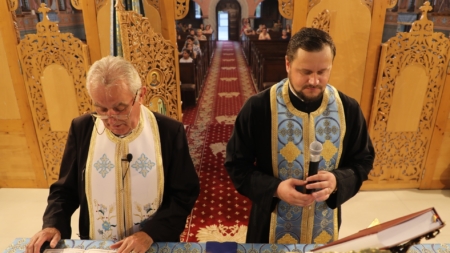 Comunitatea din Săcălășeni, unită în rugăciune la slujba Paraclisului Maicii Domnului