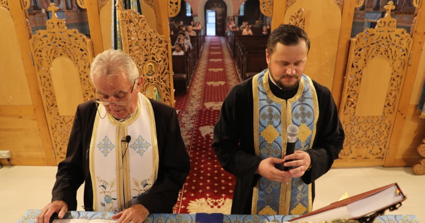 Comunitatea din Săcălășeni, unită în rugăciune la slujba Paraclisului Maicii Domnului