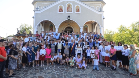 PS Timotei Sătmăreanul a săvârșit Slujba Paraclisului Maicii Domnului în Parohia Buzești