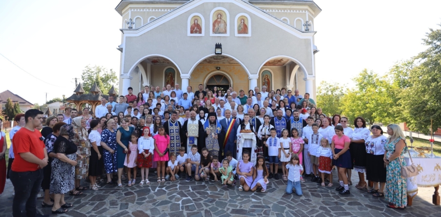 PS Timotei Sătmăreanul a săvârșit Slujba Paraclisului Maicii Domnului în Parohia Buzești