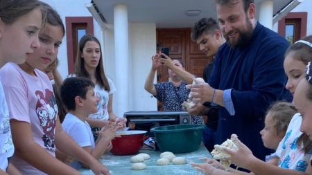 Copiii din Parohia Recea au pregătit prescură pentru Praznicul Adormirii Maicii Domnului