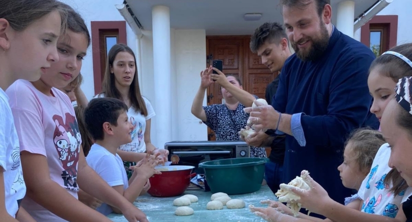 Copiii din Parohia Recea au pregătit prescură pentru Praznicul Adormirii Maicii Domnului