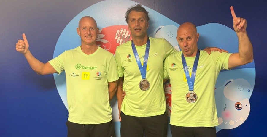 Sportivii Flykick Team Baia Mare, rezultate de excepție la Campionatele Mondiale de Natație Masters Singapore 2025