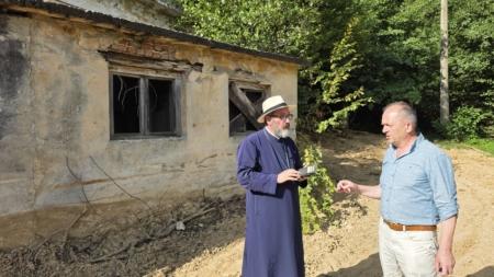 Părintele Constantin Necula, în vizită la Baia Sprie pentru un reportaj despre mină – fostă colonie de muncă forțată