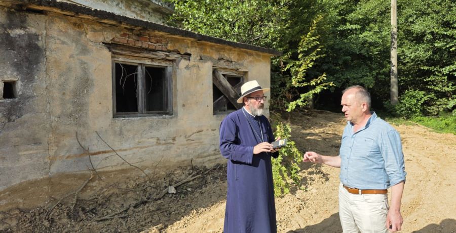 Părintele Constantin Necula, în vizită la Baia Sprie pentru un reportaj despre mină – fostă colonie de muncă forțată