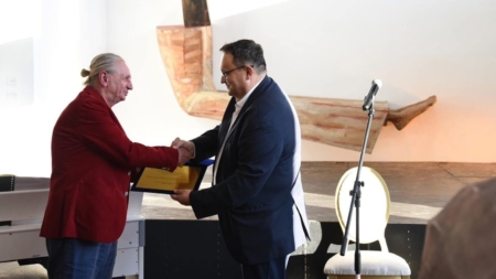 Plachetă de recunoștință pentru sculptorul Mircea Roman din partea Consiliului Județean Maramureș