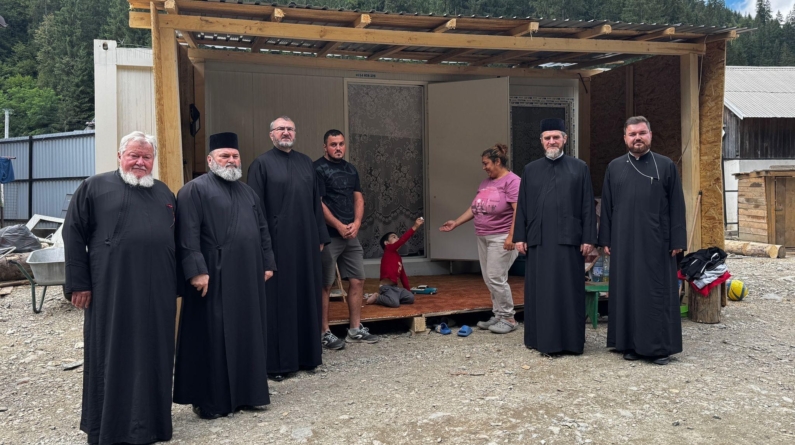 Solidaritate creștină: Episcopia Maramureșului și Sătmarului construiește o casă pentru o familie sinistrată din Broșteni