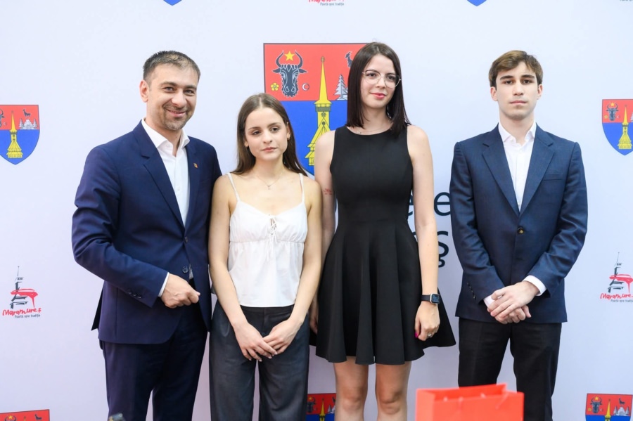 Cele două eleve din Maramureș cu 10 la Bacalaureat, premiate în Parlamentul României