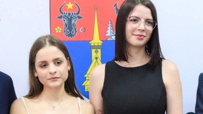 Cele două eleve din Maramureș cu 10 la Bacalaureat, premiate în Parlamentul României