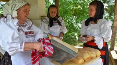 La Muzeul Satului Baia Mare: Evenimentul „Dorul pâinii de ACASĂ” aduce povești, obiceiuri, momente artistice și bucuria pâinii calde