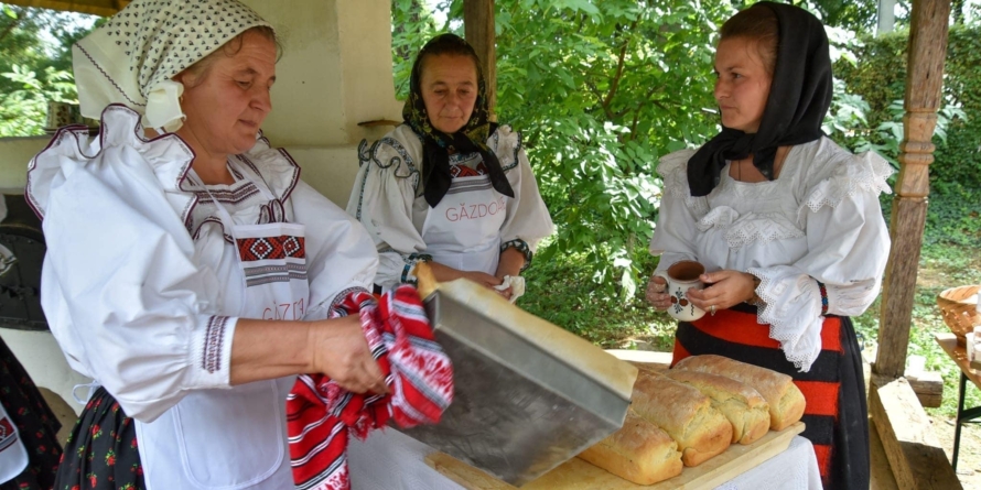La Muzeul Satului Baia Mare: Evenimentul „Dorul pâinii de ACASĂ” aduce povești, obiceiuri, momente artistice și bucuria pâinii calde