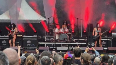 Așa arată arta acum? Femei dezbrăcate complet, în fața copiilor, pe scenă