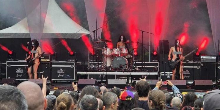 Așa arată arta acum? Femei dezbrăcate complet, în fața copiilor, pe scenă