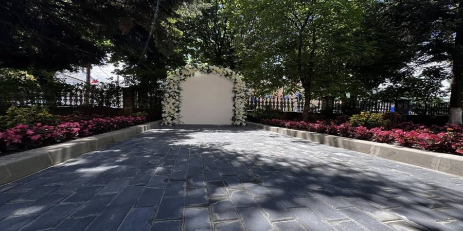 Tinerii din Vișeu de Sus spun „DA” în curtea Primăriei, decorată special pentru cununiile din luna august