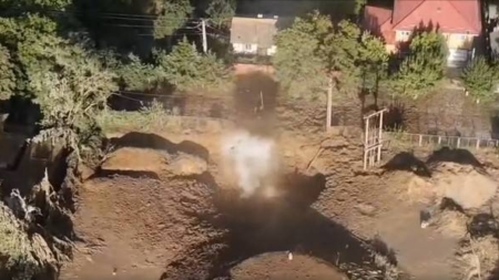 Explozie, crater de zeci de metri și avertizări RO-Alert în Amara