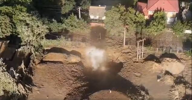 Explozie, crater de zeci de metri și avertizări RO-Alert în Amara