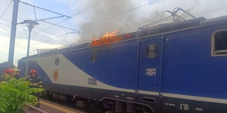 Locomotiva trenului Mangalia – Craiova ia foc, 1.000 de pasageri evacuați