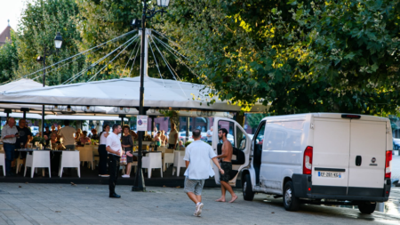 Haos în centrul istoric al Băii Mari: o dubă a pătruns într-o zonă pietonală aglomerată