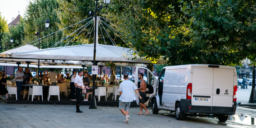Haos în centrul istoric al Băii Mari: o dubă a pătruns într-o zonă pietonală aglomerată