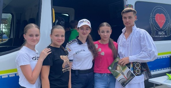 Polițiști între elevi în Tabăra juridică de vară de la Oncești