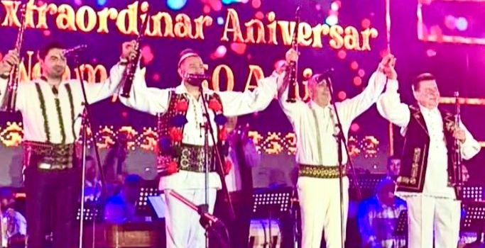 Taragotiștii maramureșeani Dorin Filip și Dumitru Dobrican au strălucit pe scena grandiosului Festival internațional „Cântecele Munților”