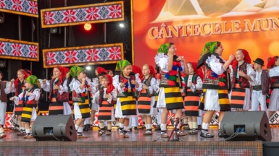 Ansamblurile „Săliștenii” și „Berbeștenii” au cucerit publicul în cadrul Festivalului Internațional „Cântecele Munților” de la Sibiu