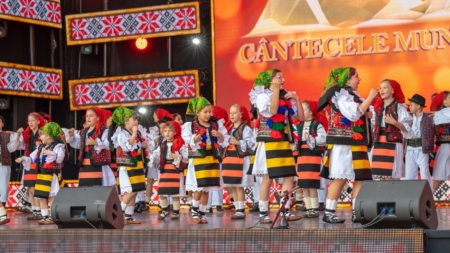 Ansamblurile „Săliștenii” și „Berbeștenii” au cucerit publicul în cadrul Festivalului Internațional „Cântecele Munților” de la Sibiu