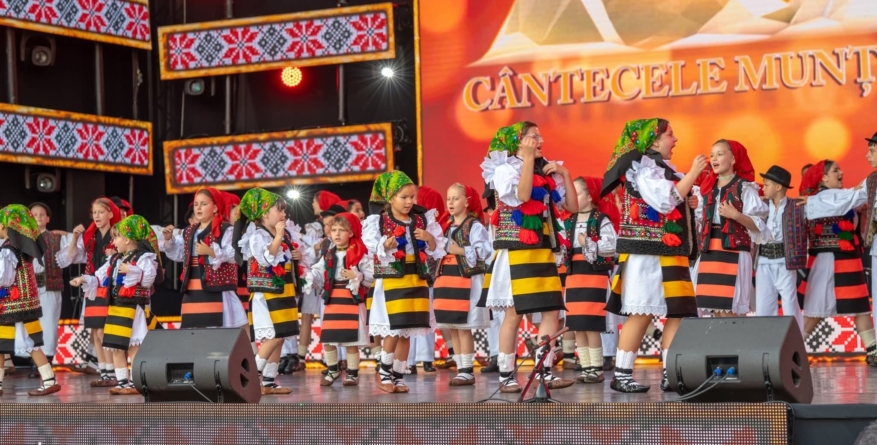 Ansamblurile „Săliștenii” și „Berbeștenii” au cucerit publicul în cadrul Festivalului Internațional „Cântecele Munților” de la Sibiu