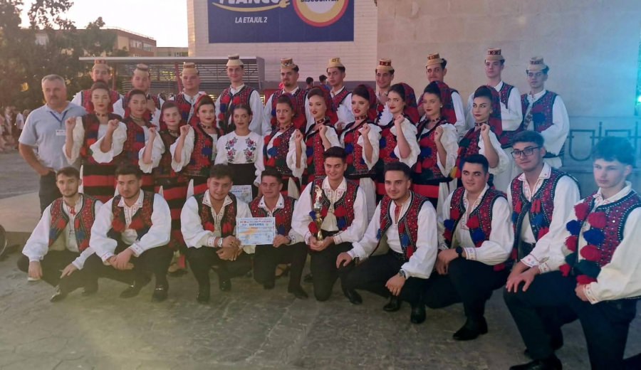 Ansamblul Folcloric „Coconii Maramureșului” și interpreta Patricia Moldovan, locul I la Festivalul Internațional “Peștișorul de Aur”