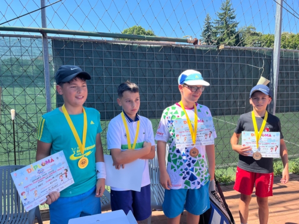 Rezultate frumoase la turneele de tenis din Bistrița pentru doi jucători din cadrul CS. Aerofit Baia Mare