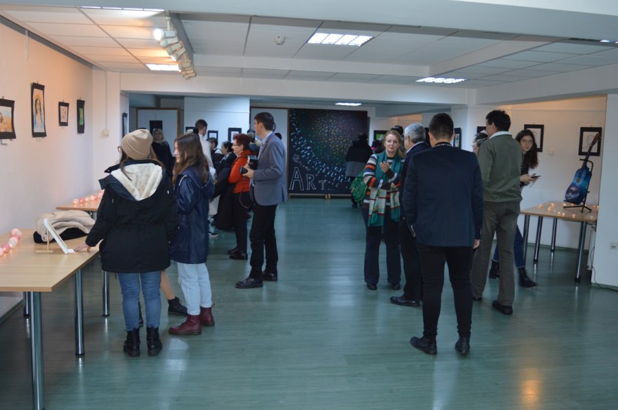 Vernisajul expoziției de pictură „În lumina verii” are loc astăzi, la bibliotecă
