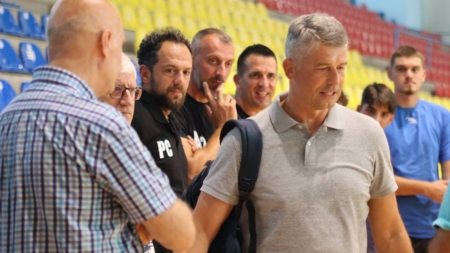 Fostul antrenor al Științei Explorări, prezent la reunirea lotului. A primit o plachetă, în semn de respect, din partea clubului