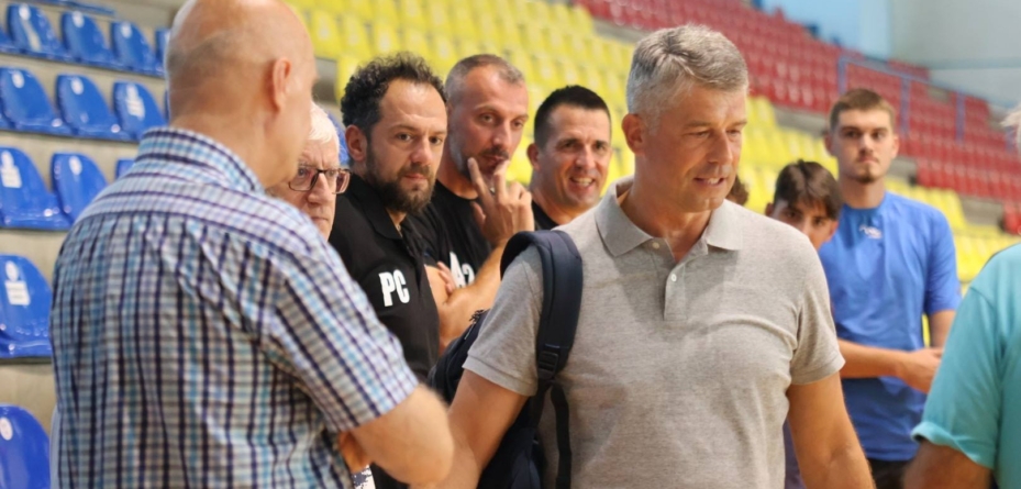 Fostul antrenor al Științei Explorări, prezent la reunirea lotului. A primit o plachetă, în semn de respect, din partea clubului