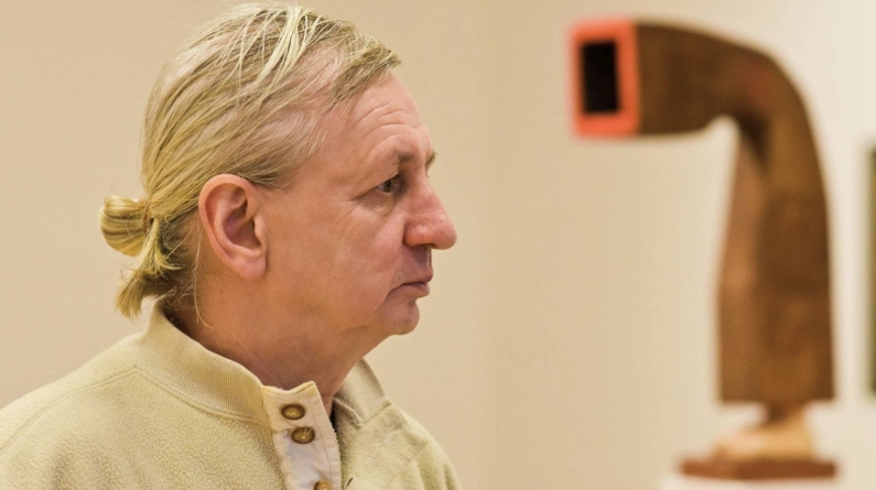 Mircea Roman vine „ACASĂ”: Sculptorul de talie mondială expune la Târgu Lăpuș