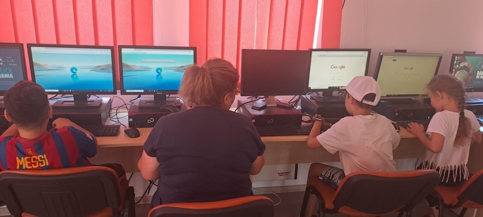 Copiii de la Centrul Comunitar Multifunțional din Baia Mare au descoperit cum să utilizeze internetul pentru documentarea proiectelor școlare
