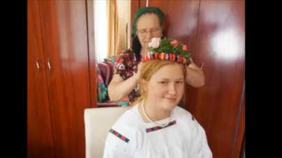 Maria Romaniuc, ultima femeie din Rona de Sus care mai coase cununi de mireasă tradiționale în comunitatea ucraineană